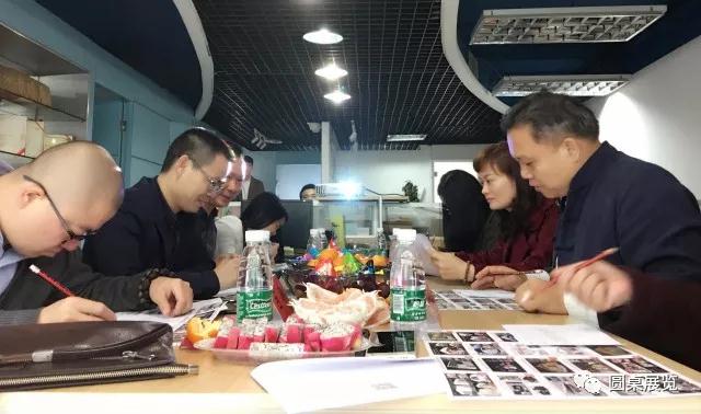圆桌绿装奖.jpg 圆桌绿装奖.jpg