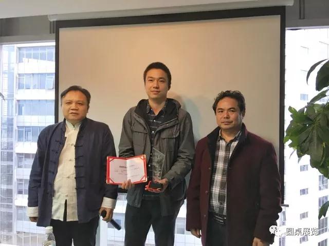 圆桌绿装奖.jpg 圆桌绿装奖.jpg