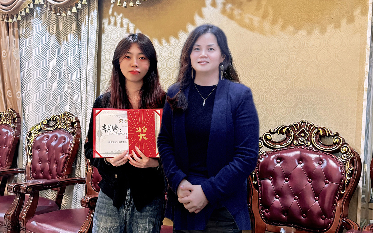 2023年beat365中文在线官网老板娘为李月婷女士颁发奖励 2023年beat365中文在线官网老板娘为李月婷女士颁发奖励
