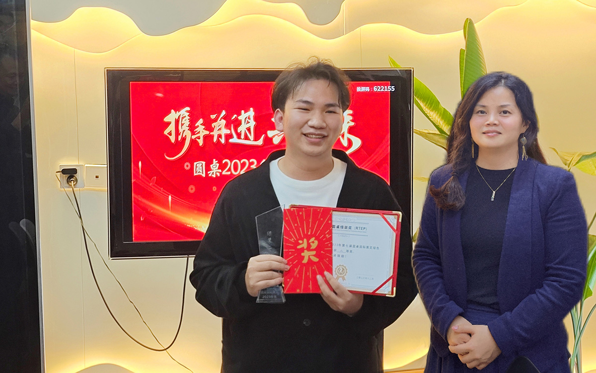 2023年beat365中文在线官网老板娘为骆振星先生颁发奖励 2023年beat365中文在线官网老板娘为骆振星先生颁发奖励