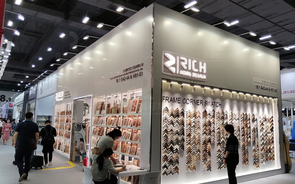 在广交会展位设计搭建中,如何运用柔和色彩元素?
