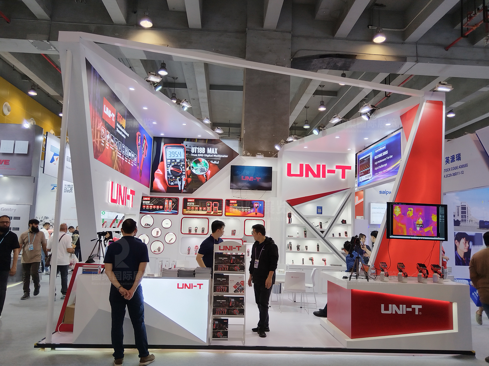 广州展台设计搭建技巧:用光影穿插来强化专业形象