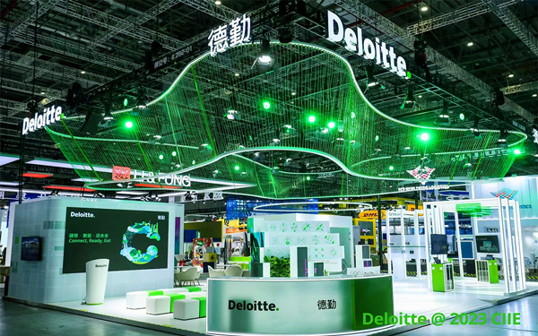 在展位布置中，如何管理现场物料堆放与消防安全？